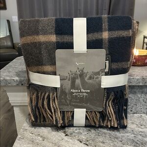 Alpaca throw 50% recycled Alpaca , 35% wool,
18% synthetic blend and new 79X59.